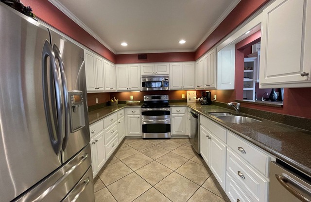 80BPD, Four bedroom, two 1/2 bath log-sided condo with lake view , garage by RedAwning