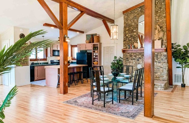 80s glam house w/ hot tub, mtn views near W&L, VMI