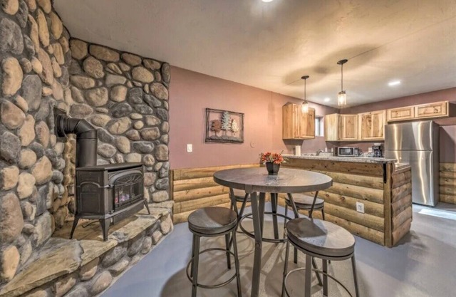 81C Cozy Cabin in Ruidoso Midtown!