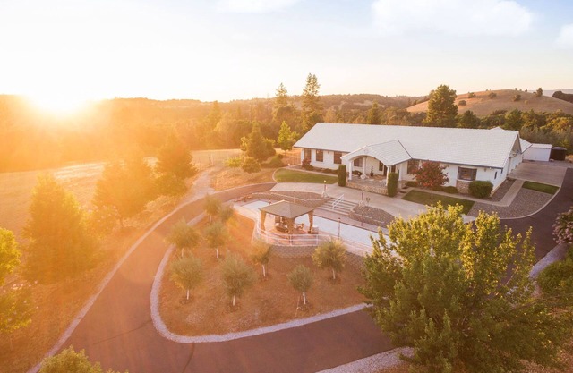 82 acre Mountain Retreat w/ Pool & Spa near Yosemite sleeps 14