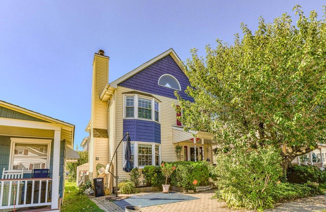 82 Inskip Avenue - 3-bedroom house in Ocean Grove with coastal decor