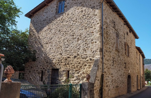 85m2 apartment in 18th century house in the heart of the village.