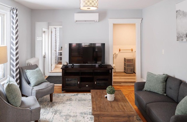 86A King Bed 2bd 3bt on Queen St. Downtown