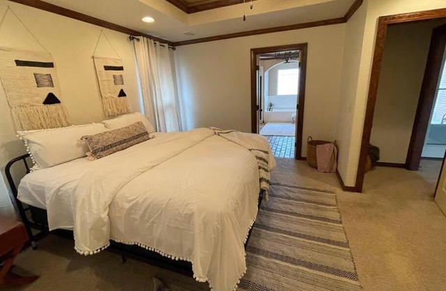 8beds, KING BED, fireplace, & whirlpool Sleeps 12