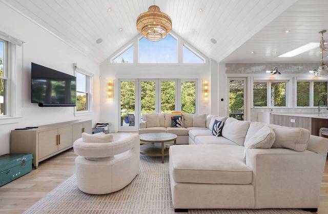 Ultimate Water Mill Southampton Escape– Stunning 7BR Estate for Family & Friends