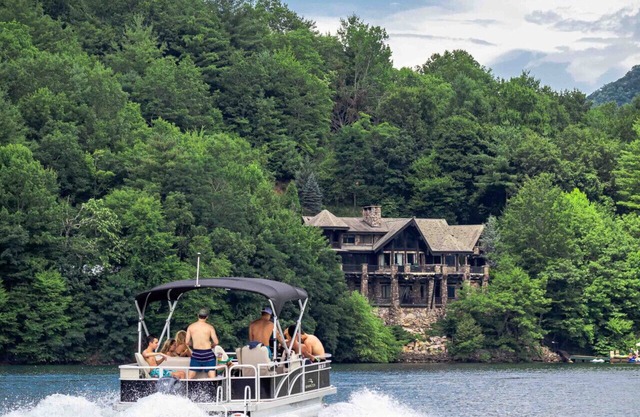 Lakefront Cabin For Large Groups