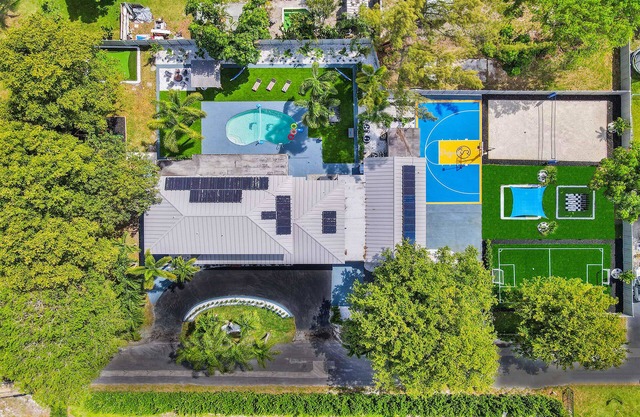 8BR Resort w/ Pool & Tons of Games - 22 Guests