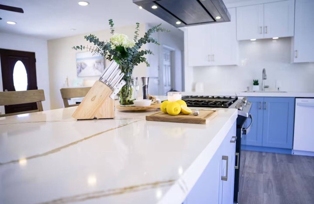 8ft Deep Heated Pool, 9 Seat Medical Grade Jacuzzi, Mini-Golf & Chef’s Kitchen!