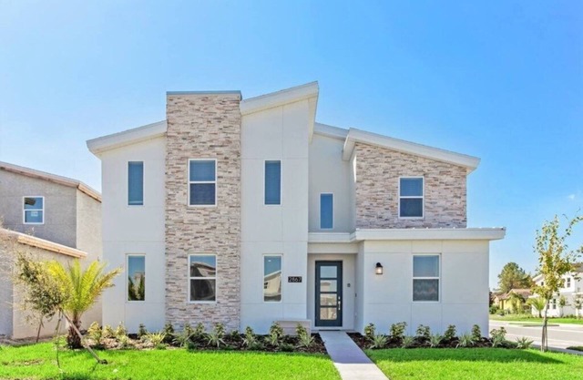 9 Bedrooms/5 Bathrooms/Storey Lake (2867SC)