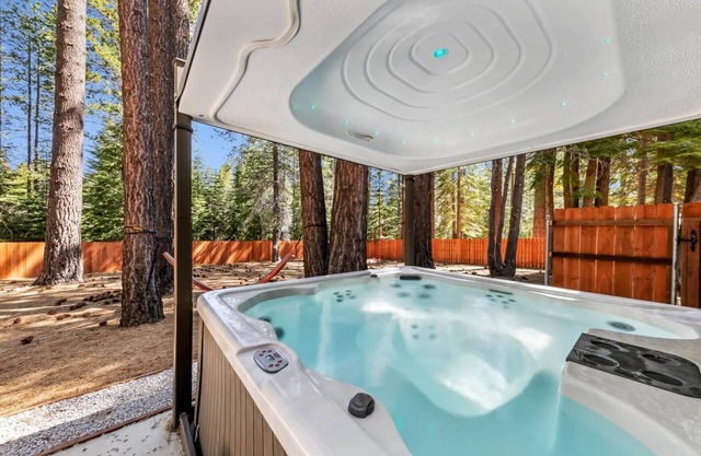 9 Beds, Hot Tub, Dog Friendly, Game Room with Pool Table, Near Heavenly