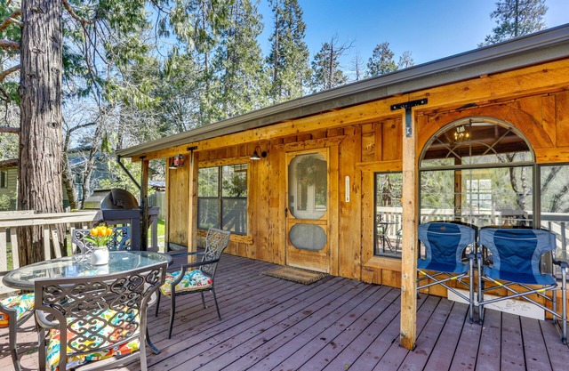 9 Mi to Bass Lake: Cabin w/ Fire Pit in Wishon!