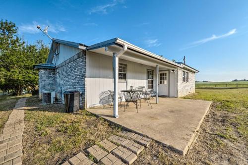 9 Mi to Belton Lake Home with Fire Pit and Patio