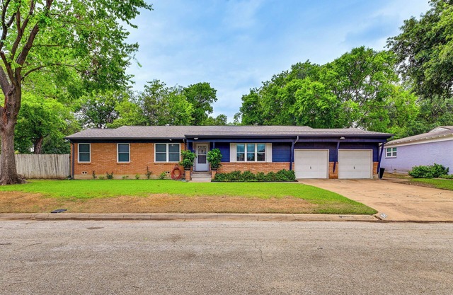 9 Mi to Dtwn: Fort Worth Home w/ Patio & Yard