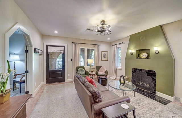 < 9 Mi to Dtwn Tulsa: Lovely Home w/ Yard & Deck!