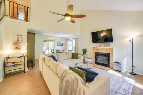 9 Mi to Saratoga Racetrack Townhome with Bicycles!