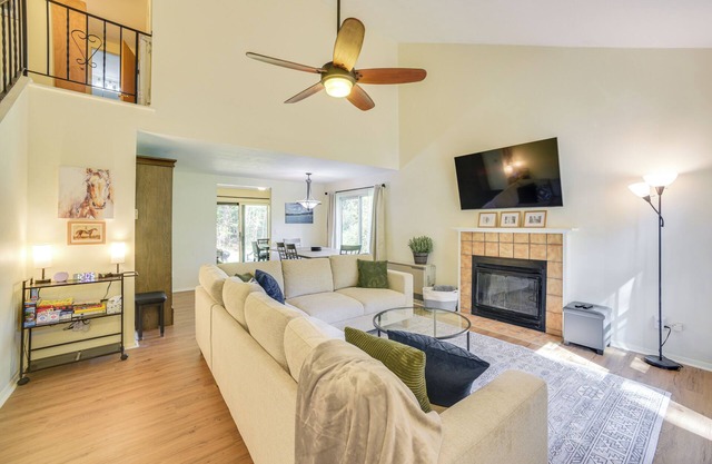 9 Mi to Saratoga Racetrack: Townhome w/ Bicycles!