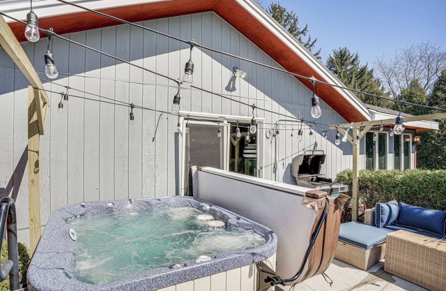 9 Mi to Shore: Home w/ Hot Tub in Howards Grove!
