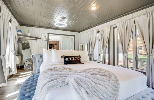 9 Mi to Shore: Home w/ Hot Tub in Howards Grove!