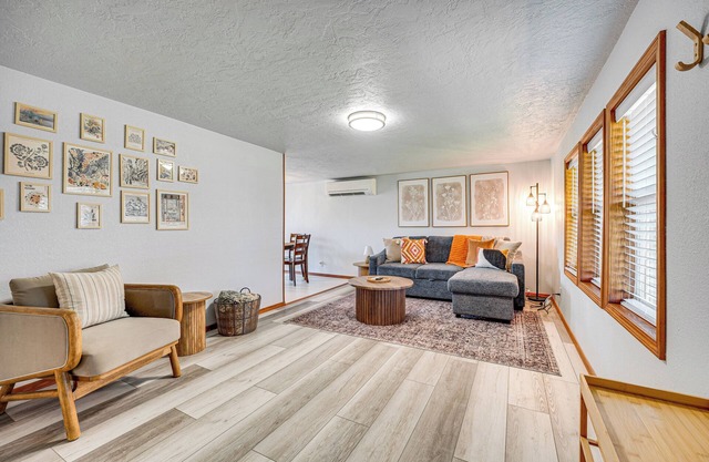 9 Mi to The Gorge: Updated Retreat w/ Yard!