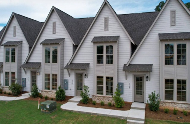 9-Min to Auburn University - Beautiful NEW Townhome Sleeps 9 + Garage