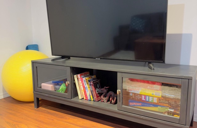 9 minutes from the airport cozy basement
