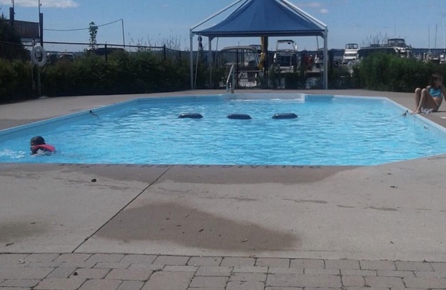 9 Person luxury RV On Lake Simcoe Sleeps 9