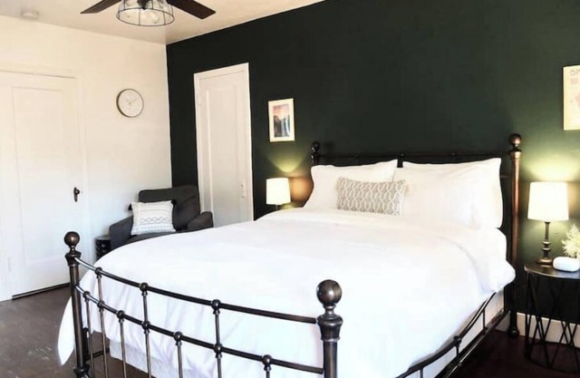 #9 walk to Downtown - Vintage 1938 hotel room