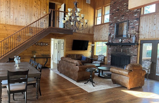 90 Acre Luxury Ranch Sleeps 10 - Pool Jacuzzi Pickleball Court - Horse Corrals