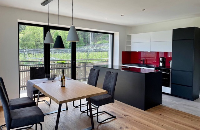 90 m² neue Ferienwohnung mit Bergblick, sonnenverwöhnten Balkon und WLAN.