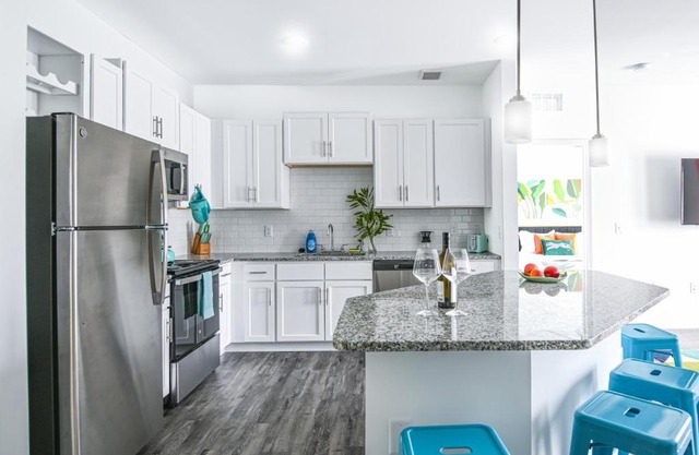 9203- 2 Bed Sleeps 6-Pool-Gym-Pet-EV