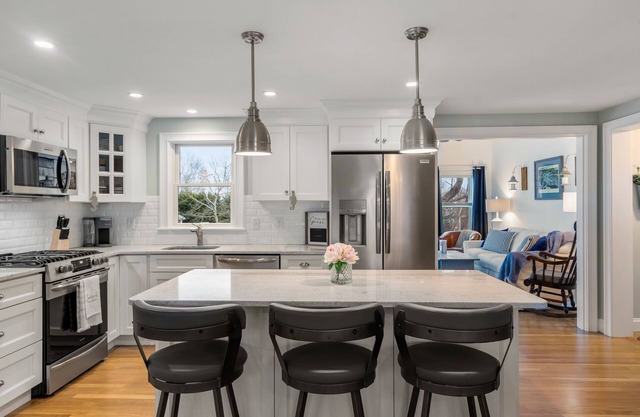 96 Knott Ave - Renovated 4BR home near Town Neck beach, pet-friendly!