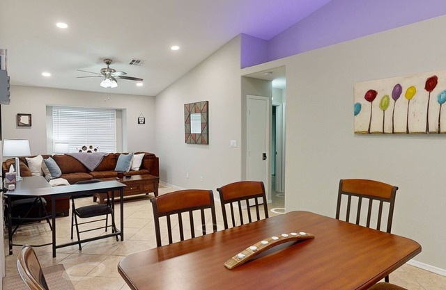 971 sf 2 Bedroom 2 Bath Townhouse 3 mi to Westgate