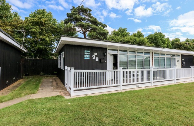98 CHERRY PARK, pet friendly, with a garden in Chapel St Leonards
