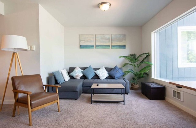 9852 Lower · Fabulous Lake View House in Oasis - Lower Unit