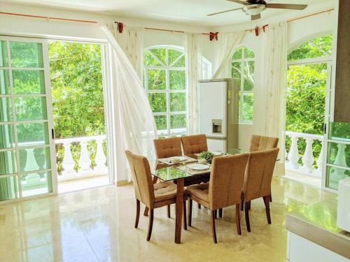 9br 6ba Large groups! Best location in town Walk to beach, 5th ave Cozumel ferry, shopping, nightlife! Roof plunge pool! Castillo Playacar Fase 1 25max