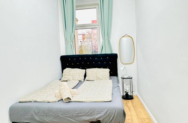 9BR Apartment for 18P, 12-Min Walk to Augarten