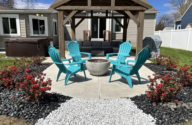 9mins to Downtown GR | Hot Tub | Fire Pit | Pet Friendly | Foos Ball | Ping Pong