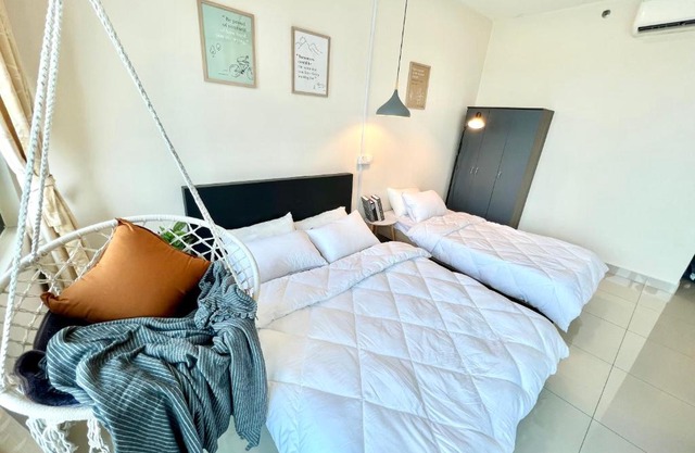A 1-4 pax Cozy Studio TV Box Pool 100mps Wifi 3 bed Trefoil Setia Alam