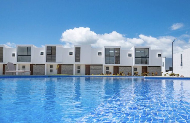 A 10 Minutos de la Playa! Casa Nueva en Condominio Privado con Alberca y Jacuzzi