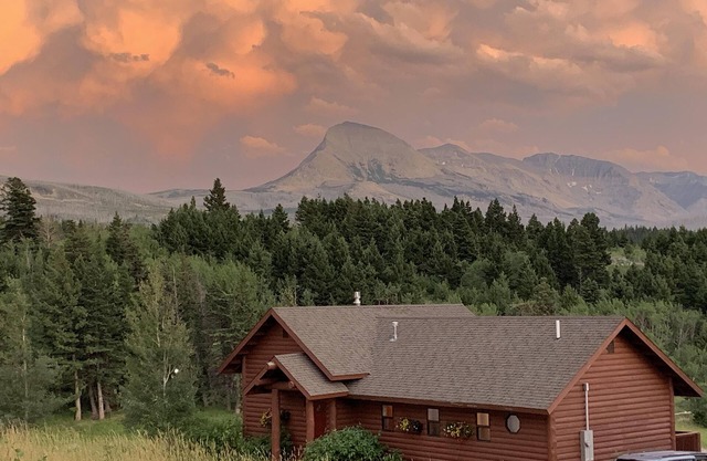 Ein 2 Schlafzimmer Cottage mit atemberaubendem Blick auf den Glacier National Park