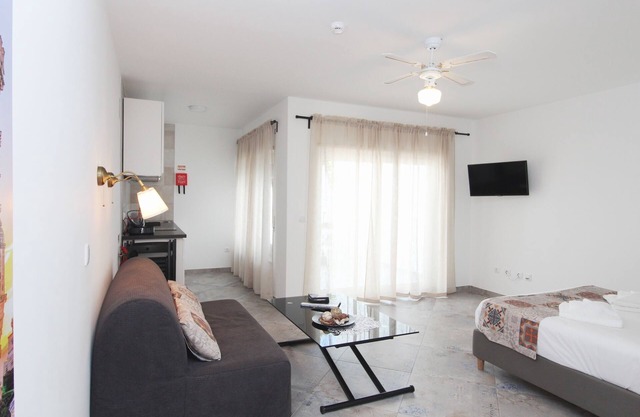 A 2 Minutos da Praia da Gamboa! Estúdio com Patio Privado
