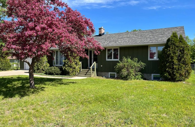 A 2000 sq ft Family Home W/ 2 King Bed + Game Room - A home away from home in a flourishing & inviti
