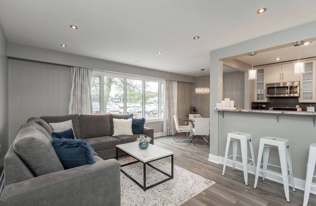 (A+496)River Heights Area+ Spacious & Cozy 2 Bdr+Parking