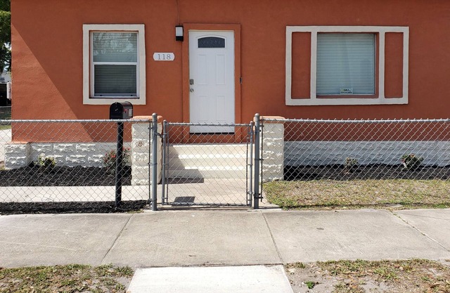 A 5BR/3Bath in Downtown Palatka. No Neighbors!