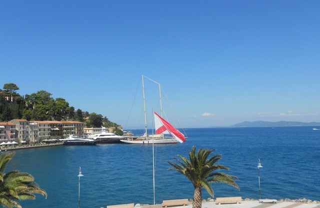 Ein Balkon mit Blick auf das blaue Meer des Argentario