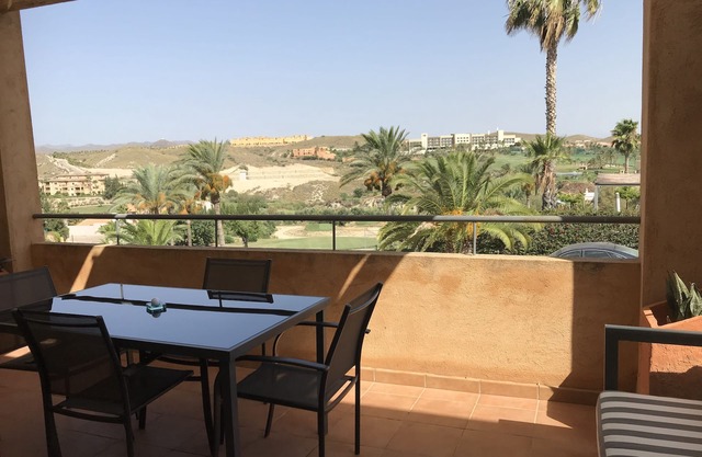 Ein schönes Apartment mit 2 Schlafzimmern und Dachterrasse mit Blick auf einen Golfplatz