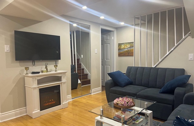 A beautiful 3 bdrm apt, located 10' from Pearson Airoport