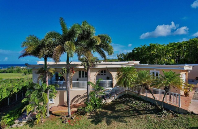 Eine schöne und einzigartige Geschichte zwei Ferienhaus auf einem Hektar Land in Camuy.