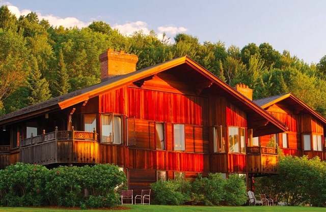 Eine wunderschöne österreichisch inspirierte Villa mit zwei Schlafzimmern in Stowe, Vermont!