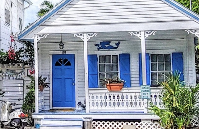A beautiful cottage for rent in old town Key West